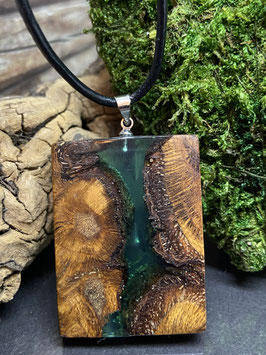 Anhänger aus Holz und Harz