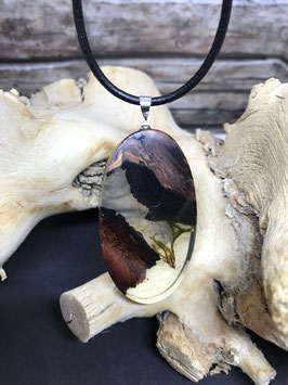 Anhänger aus Holz und Harz