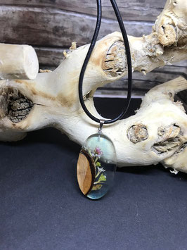 Anhänger aus Holz , Harz und Trockenblumen