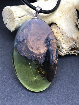 Anhänger aus Holz und Harz      mit Pusteblume
