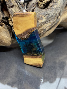 Anhänger aus holz und Harz