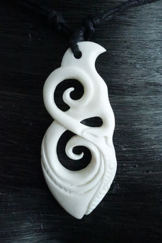 Maori Schmuck Anhänger aus Knochen Kette DRA-039