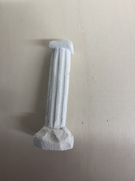 einfache Ruinensäule mit rundem Sockel