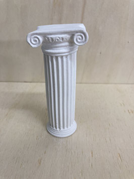 kleine massive Säule mit kleinem Sockel und geschwungenem Kapitel, Variante 3