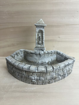 halbrunder Steinbrunnen mit Brunnensäule