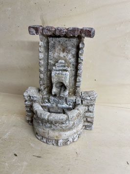 halbrunder Wandbrunnen mit Überdachung