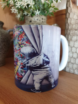 Tasse - Banksy-Style "Behind the curtain"