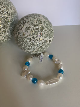 Armband mit Süsswasserperlen und türkisfarbenen Glasperlen