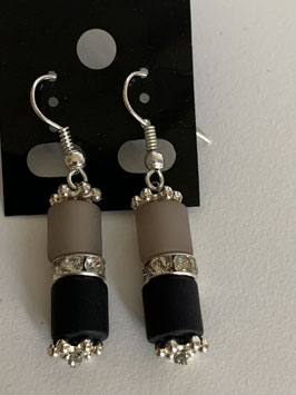 Ohrringe aus matten Polarisröhren 6mm in grau und schwarz mit Straßzwischenteil