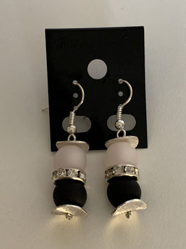 Ohrringe aus matten Polarisperlen 8 mm in weiß und schwarz mit Straßzwischenteil