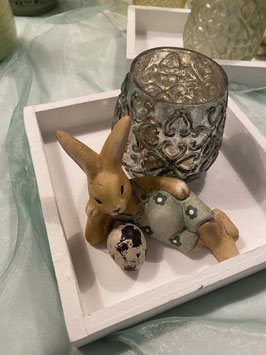 Set bestehend aus Holztablar weiss, Teelicht grün, Hase u. Deko