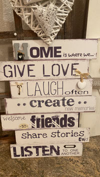 Schild  gross "Home, Give love. laugh often, create, friends, share stories"