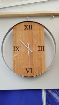 Wanduhr mit Zifferblatt gebrannt