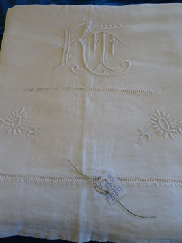 Traumhaftes Leinen-Laken  mit Monogramm "RT" und Blumen (75D)
