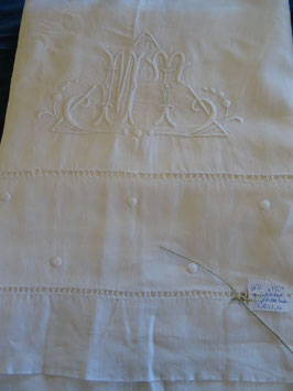 Traumhaftes Leinen-Laken mit Monogramm "MT" und aufwändiger Verzierung (66D)