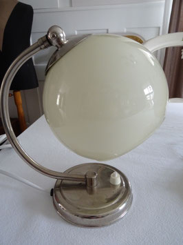 Art Deco Nachttischlampe mit Opalglas, verchromt (D)