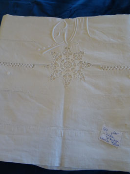 Aufwändig gearbeitetes Leinen-Laken mit Spitze und Monogramm "GM" (26D)