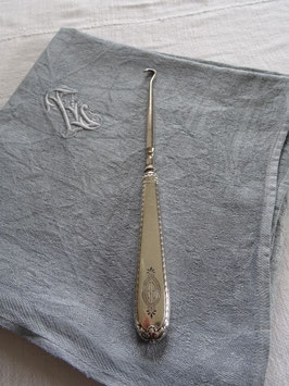 Versilberter Korsett-Haken mit Monogramm
