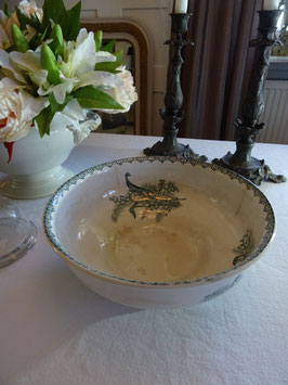 Antike Steingutschale mit Maiglöckchen