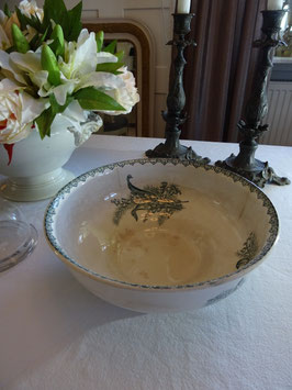 Antike Steingutschale mit Maiglöckchen