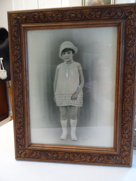 Antike Fotografie - Mädchen mit Hut hinter Glas gerahmt (D)