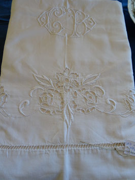 Traumhaftes Leinen-Laken mit aufwändiger Stickerei und Monogramm "CB" (69D)