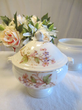 Soupiere mit floraler Bemalung