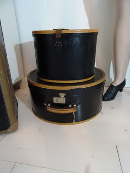 Ovale schwarze Hutschachtel mit braunem Stoff