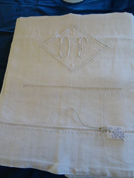 Leinen-Laken mit auwändigem Monogramm "DF" (56D)