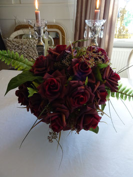 Großer dunkelroter Blumenstrauß - Blätter/Farn