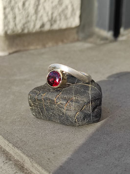 Ring Granat geschwungene Schiene