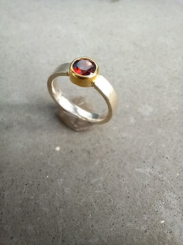 Ring Granat Gelbgoldfassung eckige Schiene