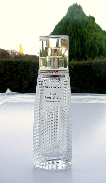 GIVENCHY : LIVE IRRESISTIBLE - JOLI FLACON EN VERRE FACETTE, VAPORISATEUR EAU DE PARFUM 40 ML