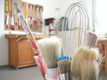 Ergotherapie-Praxis Werkraum mit Pinseln