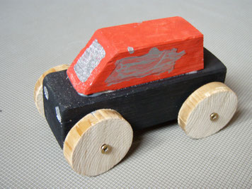 Gewerkeltes Auto aus Holz