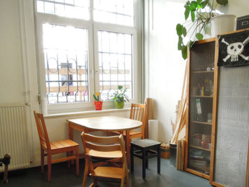 Ergotherapie-Praxis Werkraum mit Tisch vor großem Fenster