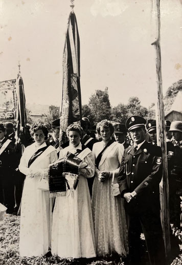 Kommandant Michael Hörhager (rechts) mit den drei damaligen Festdamen und der zu weihenden Fahne im Jahr 1952