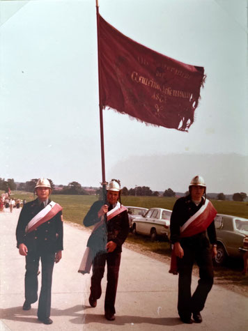 Die Gründungsfahne mit Fahnenabordnung zum 100-jährigen Gründungsfest der Feuerwehr Jesenwang im Jahr 1973