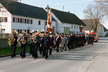 Die Mannschaft der Feuerwehr Jesenwang mit der Feuerwehr Pfaffenhofen und dem neuen TSF beim Kirchenzug am 17.04.1983