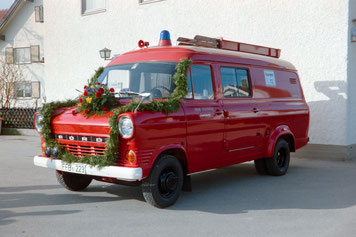 Das neue Tragkraftspritzenfahrzeugs (TSF) am Tag der Fahrzeugweihe am 17.04.1983 vor dem Gemeinschaftshaus