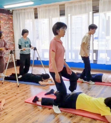 先生の指導の元、道場生同士で踏み合います