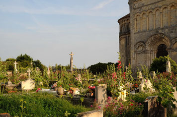 Talmont, cimetière fleuri