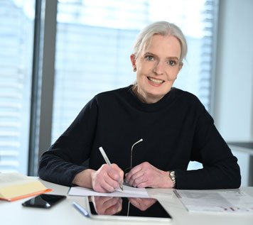 RAin Schörnig mit Laptop und Gesetzestext