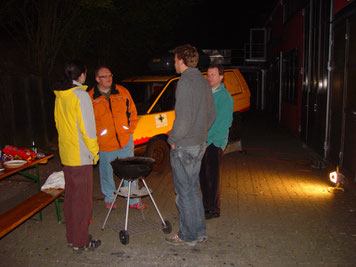 die Feuerwehr bewacht den Grill