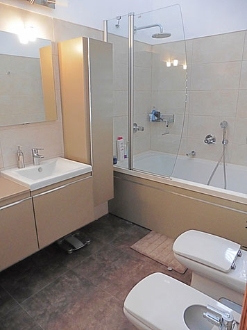 2. Badezimmer (en suite)