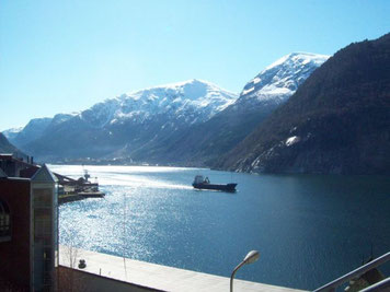 Blick ueber den Sørfjorden auf den Folgefonna