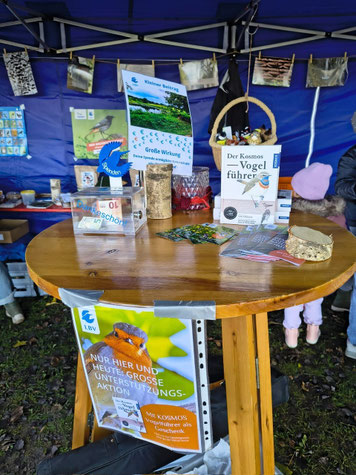 Jedes Neumitglied erhielt am Stand den neuen Kosmos Vogelführer als Geschenk. Eine gelungene Aktion des LBV.
