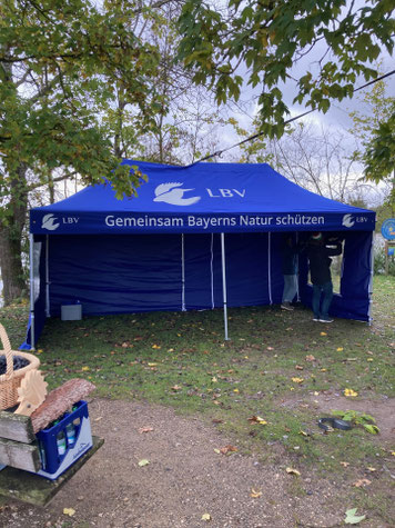 Hier wird der Pavillon gerade aufgebaut.