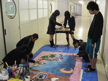 日本側が先にキャンバスの半分に絵を描いています