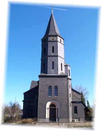 asymmetrisch gebaute Dreiborner Kirche